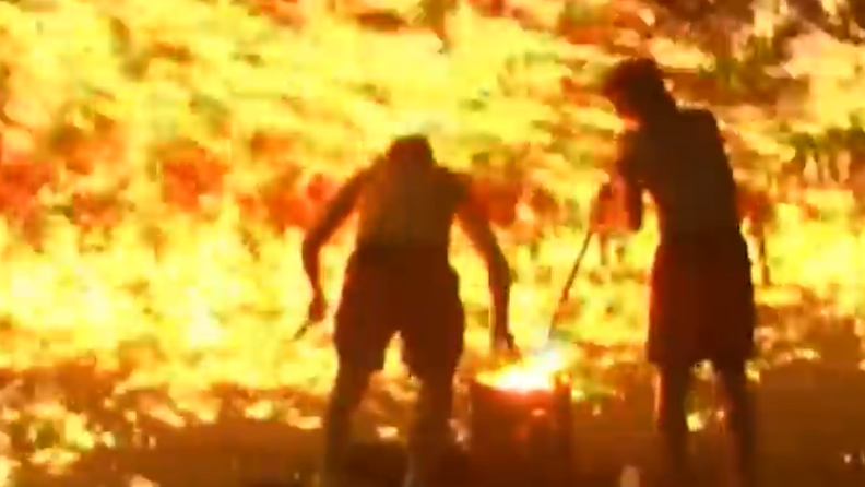 Kuvankaappaus CNN videolta: Kiinalaiset tanssivat tulimeressä
