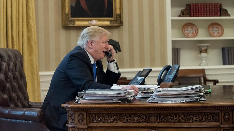 Trump puhelimessa