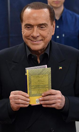 Berlusconi äänestää