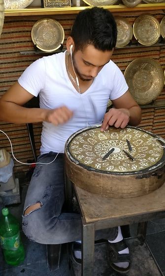 Poika tekee perinnekäsitöitä Damaskoksessa. Syyrialaiset tekevät paljon upeita käsitöitä eikä se ole vain vanhojen harrastus vaan eri-ikäisten elinkeino.