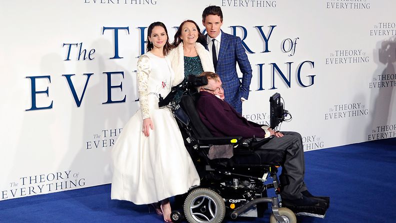 Stephen Hawkingin elämästä valmistui vuonna 2014 elokuva, Kaiken teoria. Elokuva perustui Hawkingin ensimmäisen vaimon, Janen (kuvassa keskellä), muistelmiin.