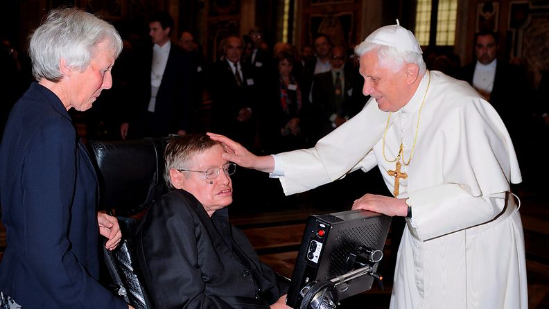 Tieteeseen vankasti uskonut Hawking kävi dialogia myös uskontojen edustajien kanssa. Hawking muun muassa vieraili Vatikaanissa tapaamassa useampaakin paavia. Kuvassa Hawkingin kanssa paavi Benedictus XVI.