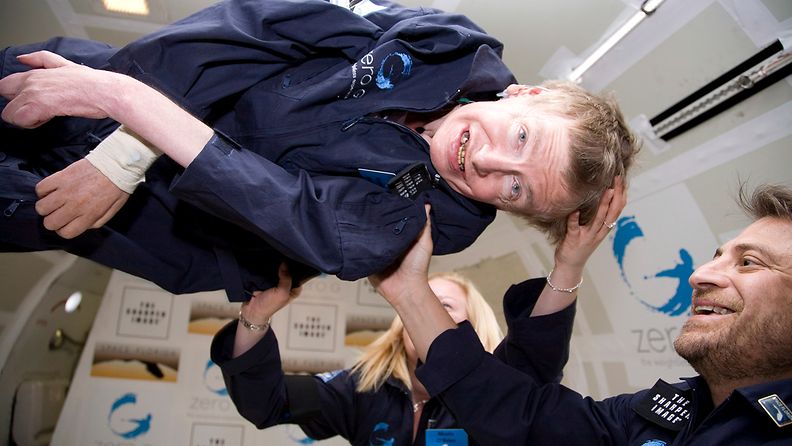 Elämäntyönsä avaruuden kanssa tehnyt Hawking pääsi toteuttamaan unelmansa painottomassa tilassa olosta Zero-Gravity -yhtiön lentokoneessa vuonna 2007.