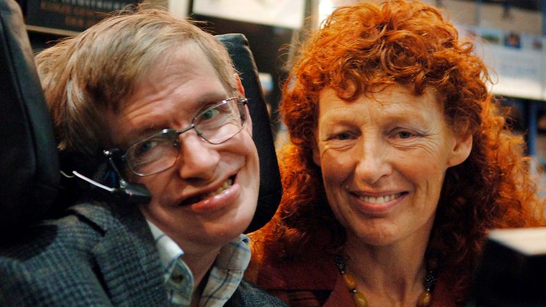 Hawking oli elämänsä aikana kahdesti naimisissa. Kuvassa hänen toinen vaimonsa Elaine, joka oli alkujaan hänen avustajansa. Hawking sai kolme lasta ensimmäisen vaimonsa Janen kanssa.