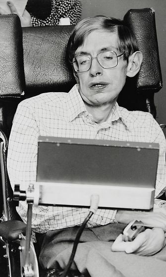 Hawking kärsi vuosikymmenien ajan hermoja rappeuttavasta ALS-taudista. Hän sai diagnoosin taudista vuonna 1963 vain 21-vuotiaana. Tauti vei häneltä liikunta- ja puhekyvyn.