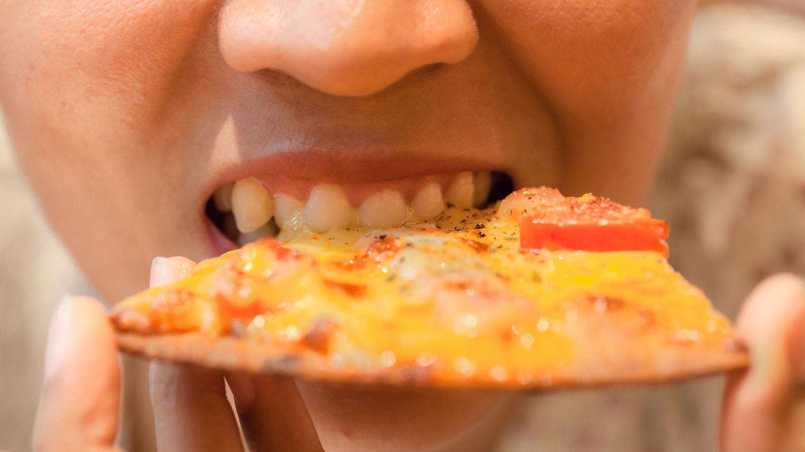 nainen syö pizzaa