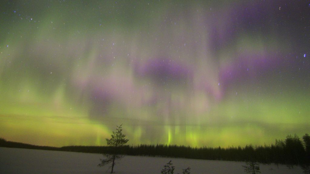 Revontulet loimottivat ympäri Suomen, syynä voimakas geomagneettinen myrsky  – katso lukijoiden upeat kuvat! 