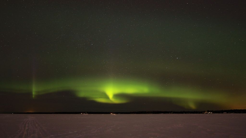 Revontulet loimottivat ympäri Suomen, syynä voimakas geomagneettinen myrsky  – katso lukijoiden upeat kuvat! 