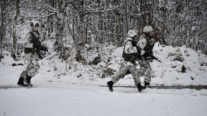 AOP varusmies puolustusvoimat armeija rynnäkkökivääri talvi 7.08892701