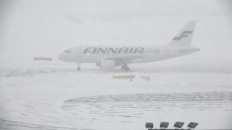 lumi pyry myräkkä talvi lentokenttä finnair