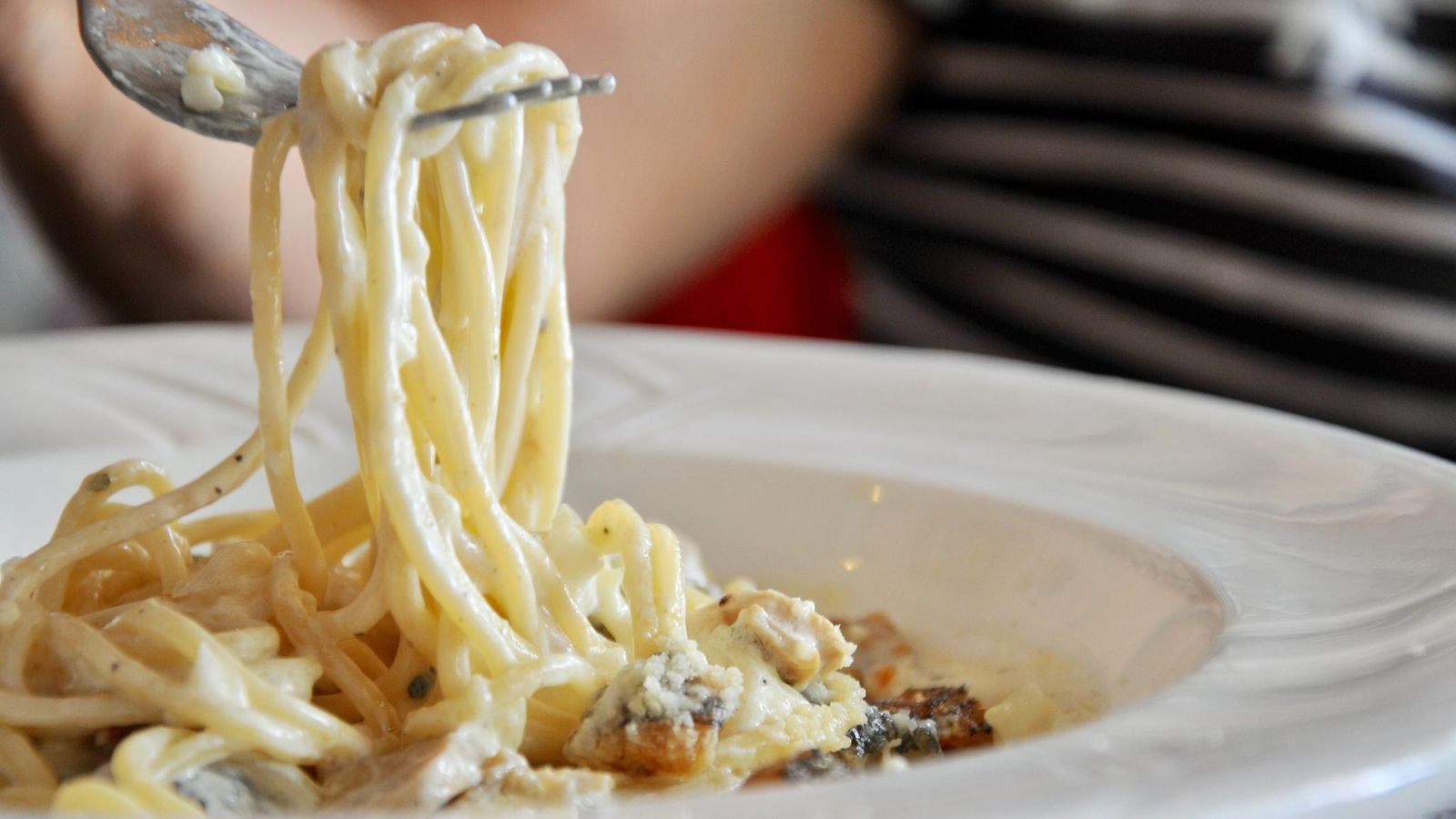 Suurin osa mokaa tämän klassikkoruoan kanssa – italialaiskokki: Näin teet  täydellistä pasta carbonaraa | Makuja | MTV Uutiset