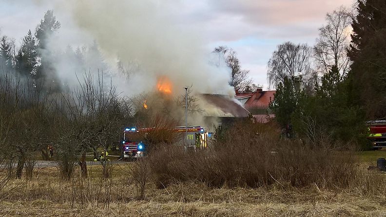 Tulipalo tuhosi Raisiossa omakotitalon. Kuva: Sami Gröndahl.