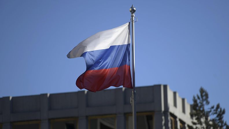 Venäjän lippu Tehtaankadulla suurlähetystössä