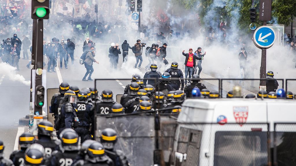 Anarkistien mielenosoitus karkasi käsistä Pariisissa – poliisi viilensi  tunteita vesitykeillä 