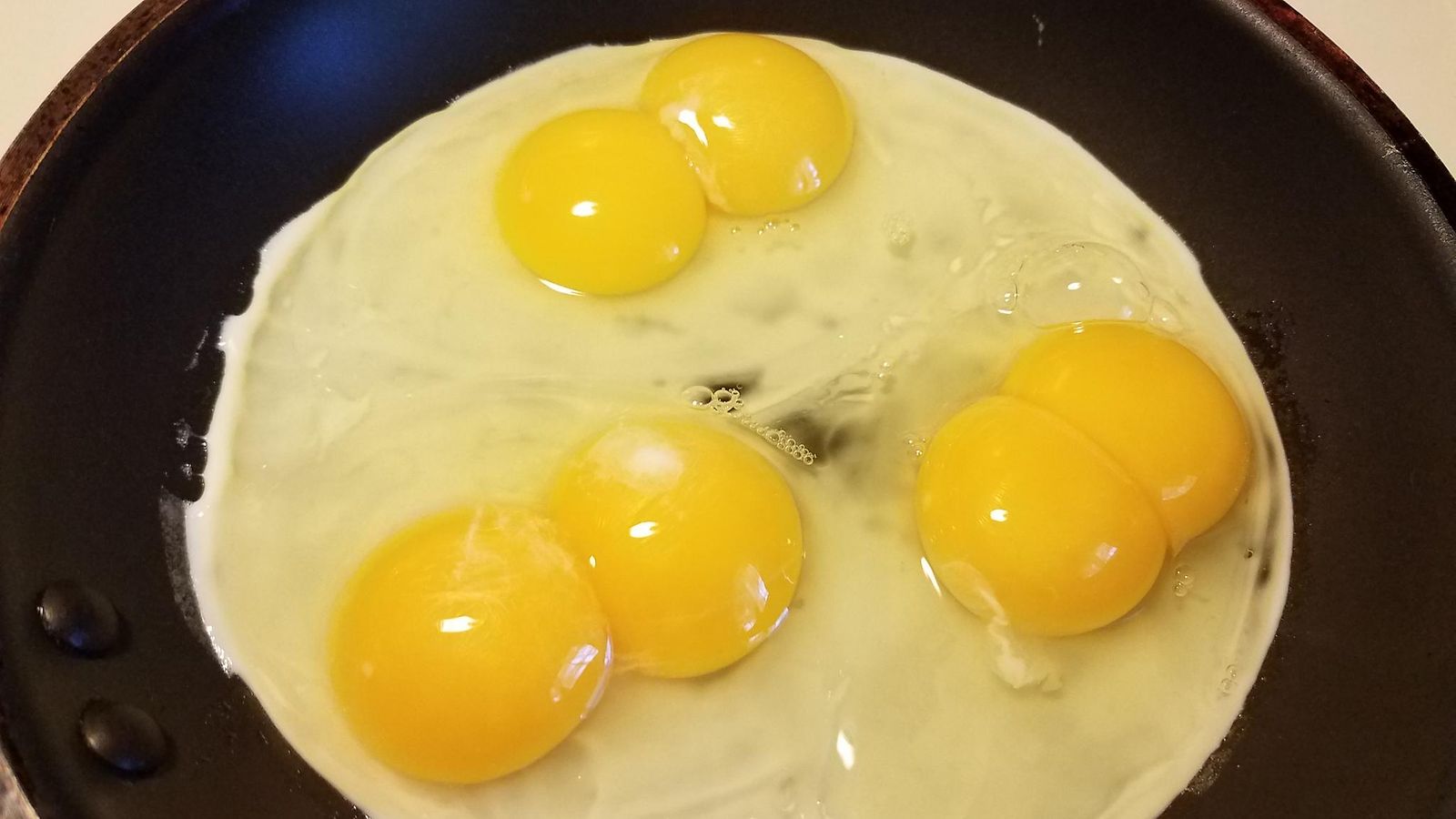 kananmuna pannu tuplakeltuainen