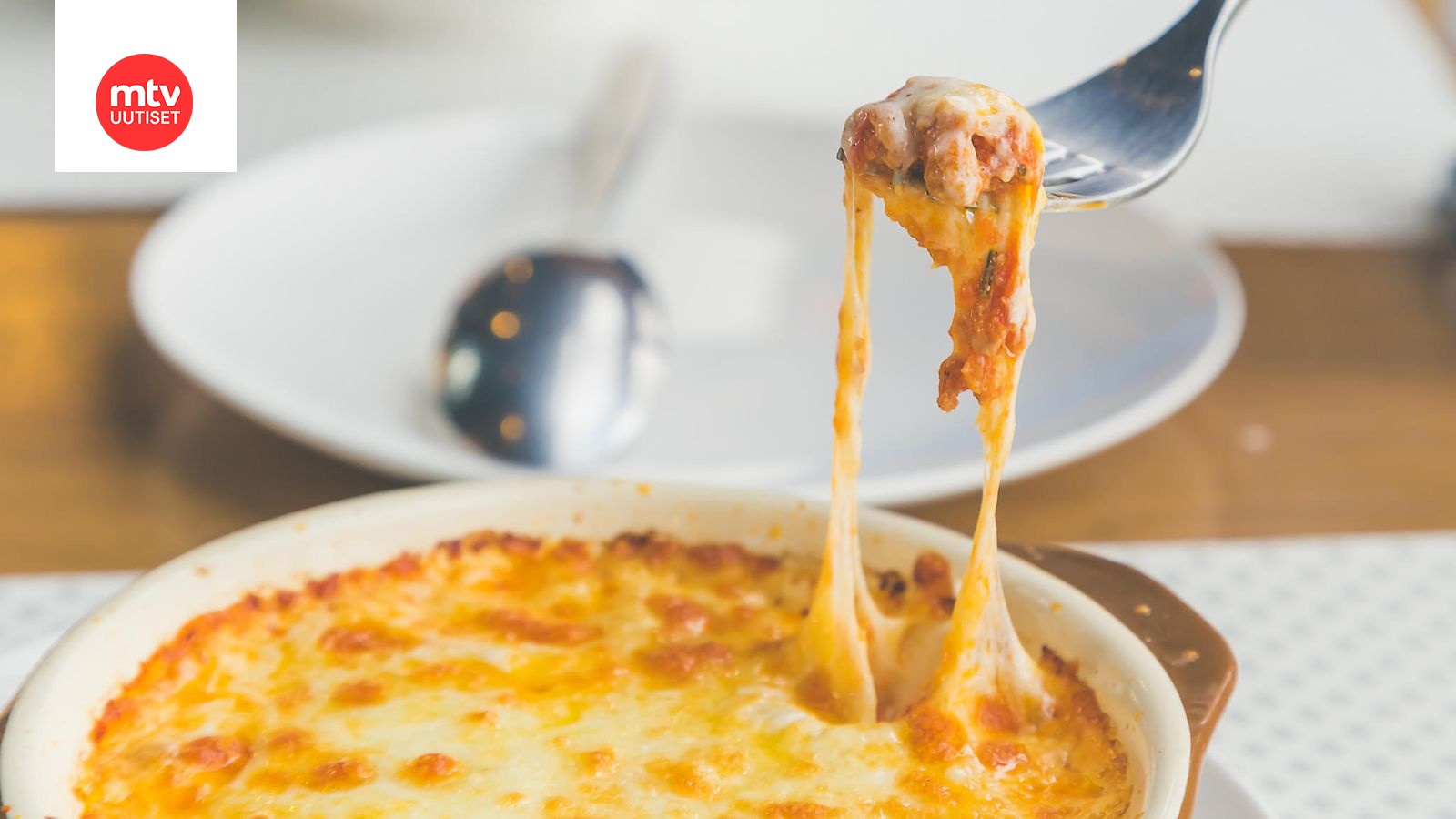 Suussa sulava lasagneresepti, joka vie klassikkoruoan aivan uudelle tasolle  – täydellinen viikonlopun herkutteluun! | Makuja | MTV Uutiset