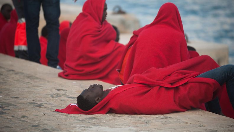Välimereltä pelastetut pakolaiset lepäävät. 