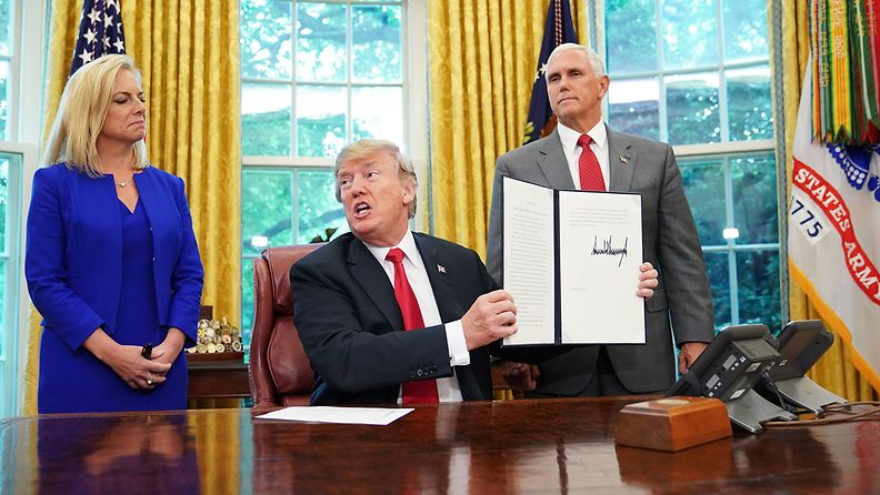Donald Trump esitteli allekirjoittamaansa määräystä Valkoisessa talossa.