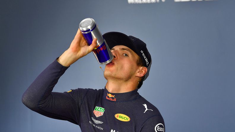 Max Verstappen juo tölkistä energiajuomaa