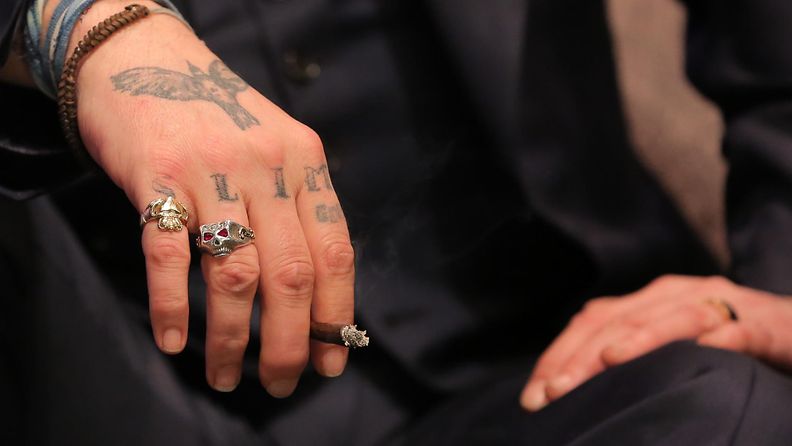 Johnny Depp tatuointi sormissa SLIM -> SCUM 2
