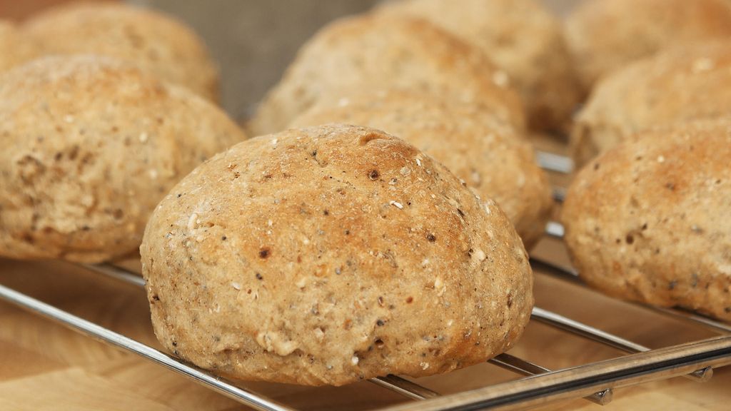Sämpylöiden leipominen ei ole koskaan ollut helpompaa! Herkulliset  aamiaissämpylät valmistuvat alle puolessa tunnissa – ja ilman hiivaa -  Leivontanurkka 