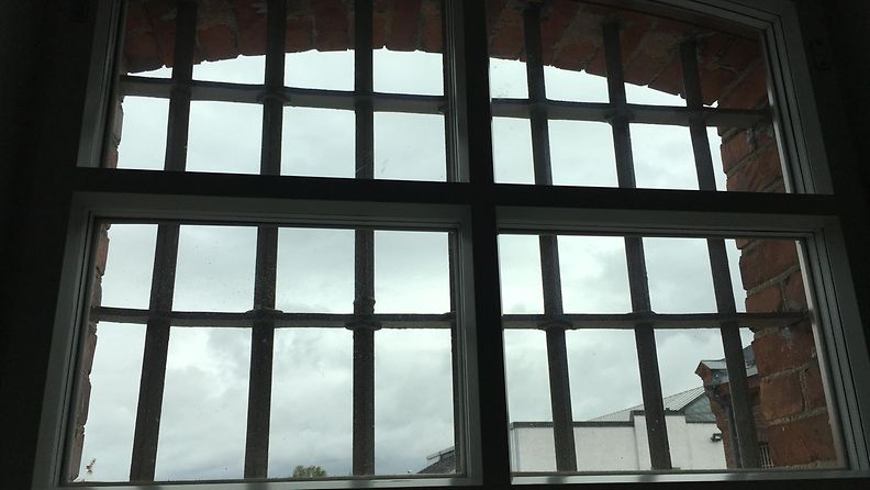 vankilan kalteri-ikkuna