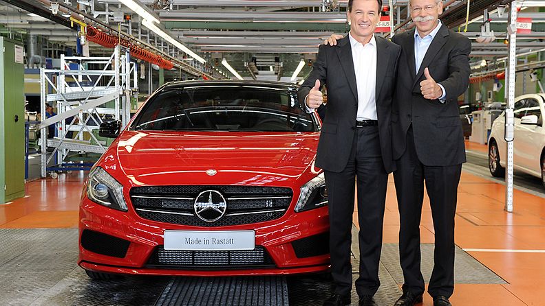 Daimler-pomot Dieter Zetsche ja Wolfgang Bernhard ensimmäisen uuden A-sarjalaisen vierellä.