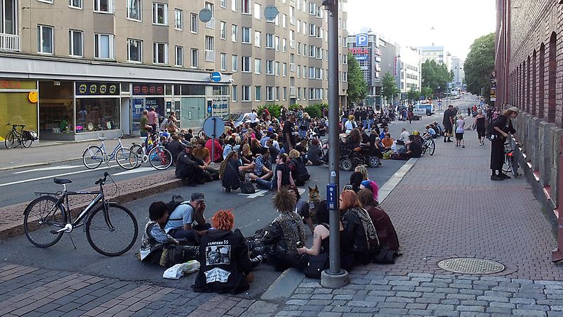 Kadunvaltaajat pysäyttivät liikenteen Tampereen Satakunnankadulla.