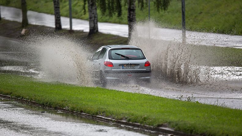 Ukkosrintaman mukana satanut vesi melkein tukki Tesoman valtatien tänään Tampereella.