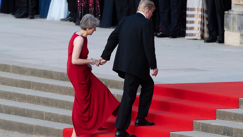 Theresa May ja Donald Trump käsi kädessä 12.7.2018