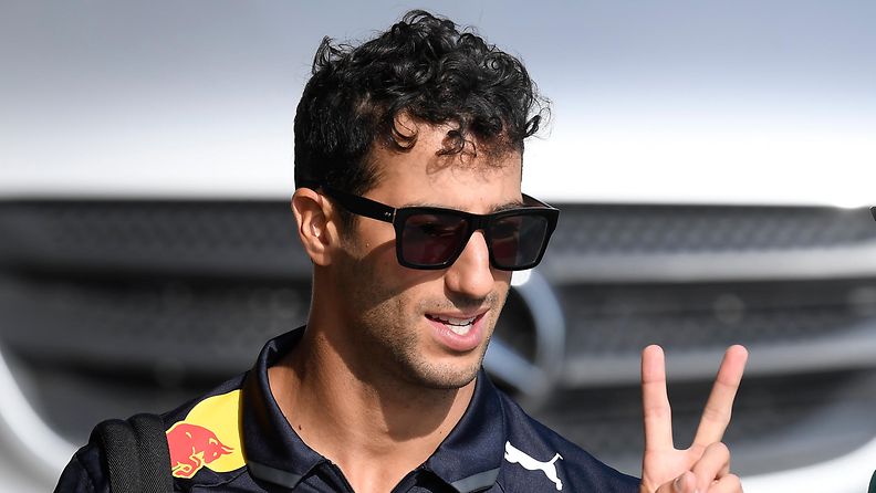 Daniel Ricciardo sormet pystyssä Unkari