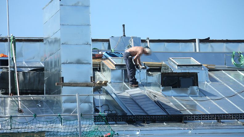 Mitä vialla? Helsinkiläistalon katolla korjaantuu katto – useita työturvallisuusmääräyksiä rikkoen.