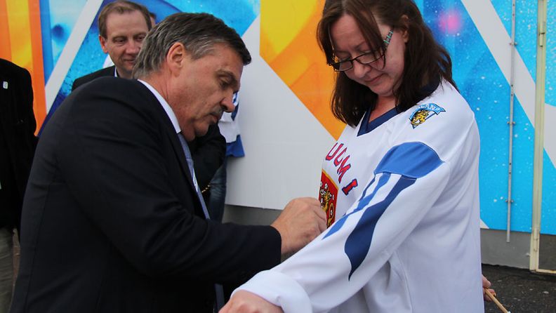 Kansainvälisen jääkiekkoliiton puheenjohtaja René Fasel antoi nimikirjoituksensa fanille.