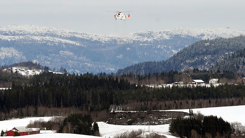 Pelastushelikopteri lensi katastrofihälytyksen aiheuttaneen maanvyörymän yllä Norjan Trondheimissa.