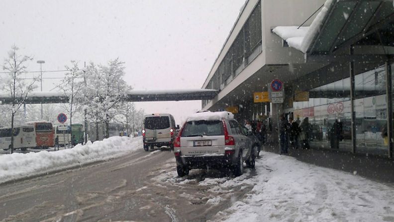 Lumikaaos Innsbruckin lentokentällä. 