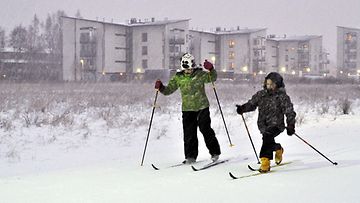 Ensilumi houkutteli lapset hiihtämään Fallkullassa Helsingissä
