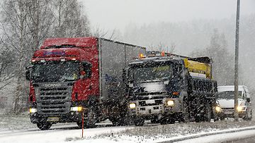 Kuorma-auto oli vaikeuksissa Espoonväylällä liukkaassa ylämäessä.