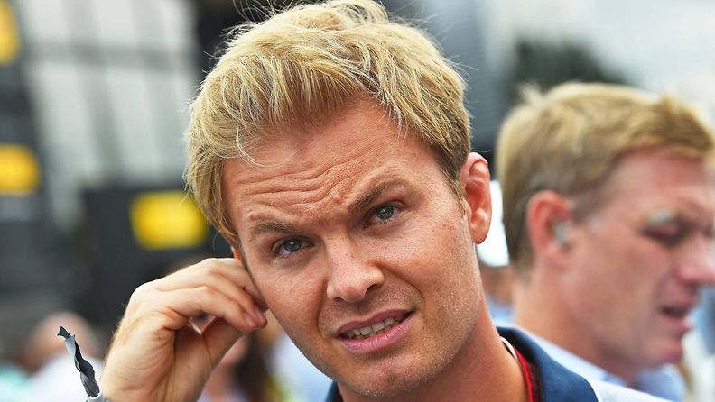Nico Rosberg kaivaa korvaa
