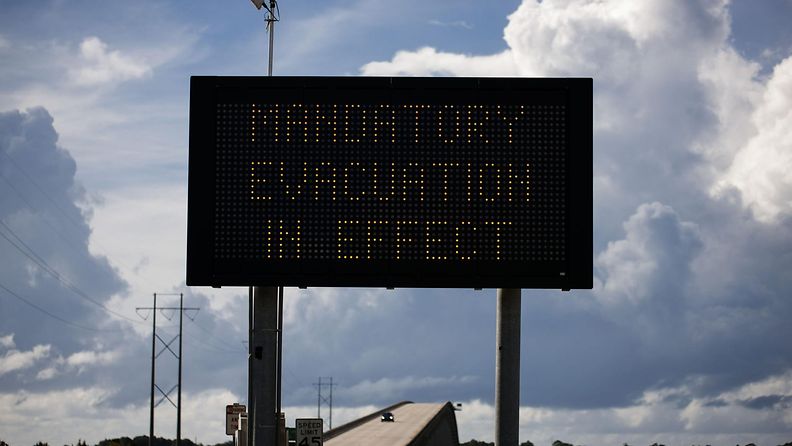 “Pakollinen evakuointikehotus voimassa” -kyltti kuvattuna tänään sillalla Cedar Pointissa, Pohjois-Carolinassa. Yhdysvaltain presidentti Donald Trump kehotti kansalaisia ottamaan evakuointimääräykset tosissaan ja vakuutti, että liittovaltion hallitus on valmistautunut hirmumyrskyyn.
