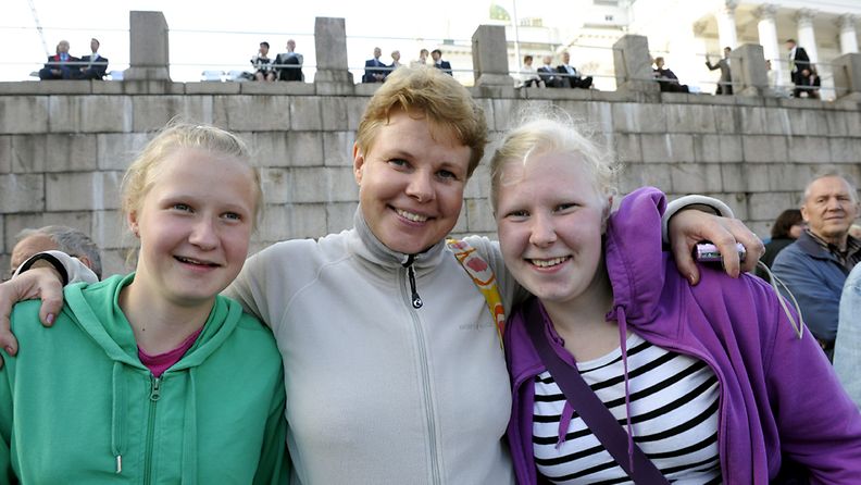 Aino (vas.), Tarja ja Mari Leinonen yleisurheilun EM-kisojen avajaistilaisuudessa Helsingin Senaatintorilla 26. kesäkuuta 2012. 