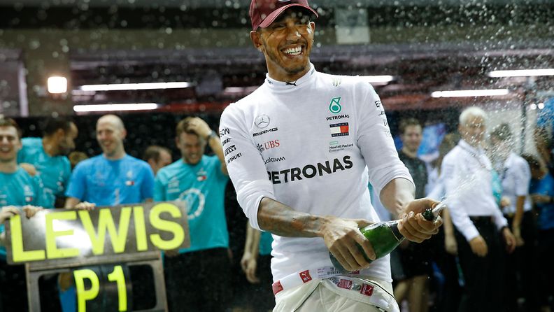 Lewis Hamilton tuulettelee Singa