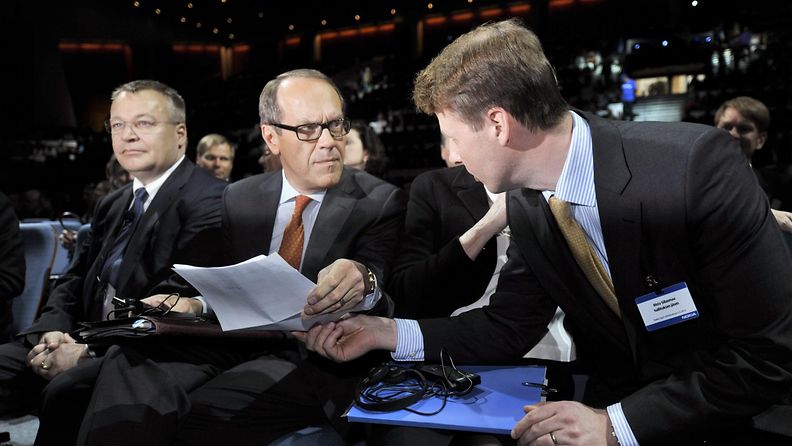 Vuonna 2012 otetussa kuvassa vasemmalla Nokian toimitusjojtaja Steven Elop (vas.), hallituksen väistyvä puheenjohtaja Jorma Ollila ja hallituksen tuleva puheenjohtaja Risto Siilasmaa.