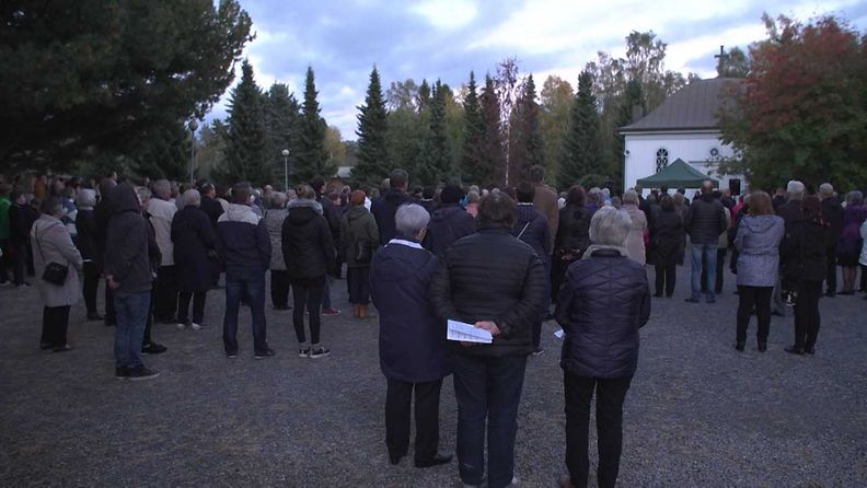 Kauhajoen kirkko avasi tänään ovensa koulusurmien omaisille ja kaikille halukkaille Kosketusiltaan. Muistokivi siirrettiin tänään koulun pihalta kirkon pihapiiriin.