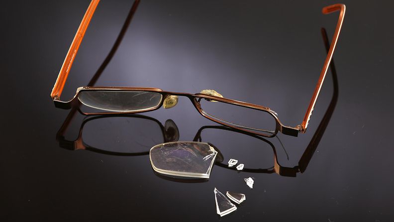 AOP Väkivalta pahoinpitely silmälasit vanhus 1.03479859
