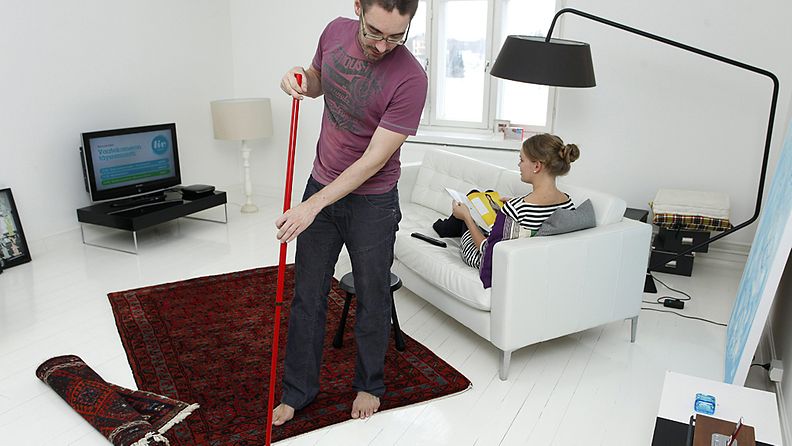 Tutkimuksen mukaan kotitöitä tekevät miehet eroavat useammin. 