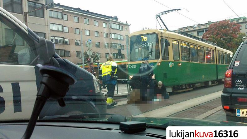 Jalankulkija jäi raitiovaunun alle tänään Helsingissä.
