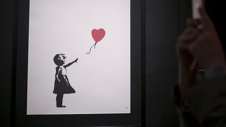 Tyttö ja ilmpallo Banksy AOP
