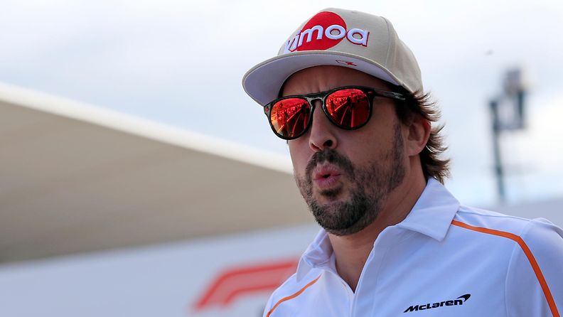 Fernando Alonso puhaltelee