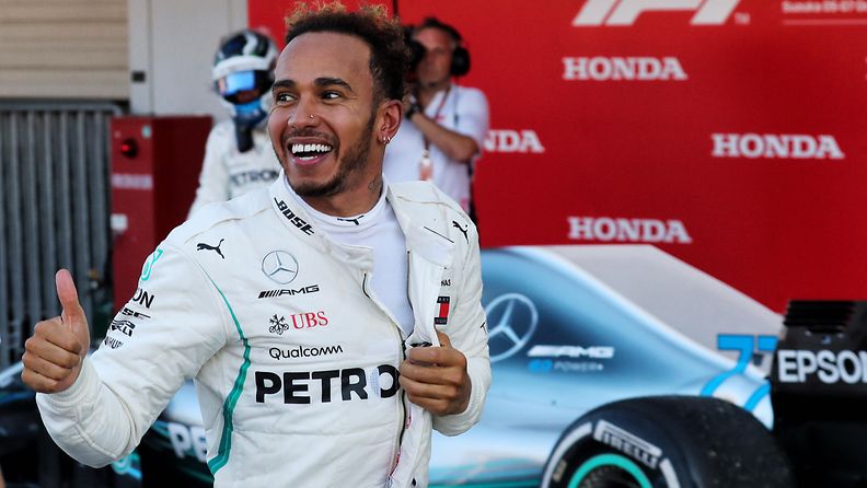 Lewis Hamilton iloitsee suzukassa