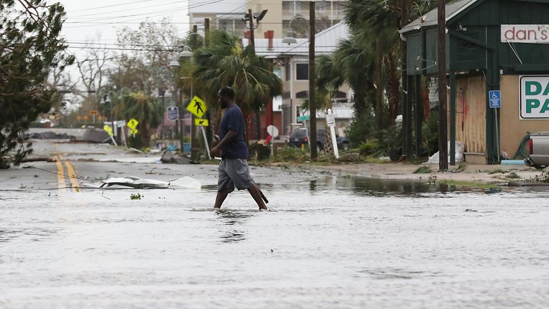 mies kävelee tulvassa panama cityssä